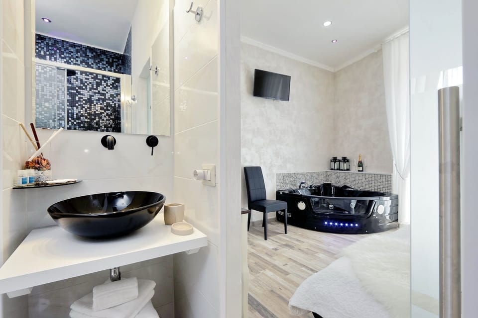 Deluxe Suite, Jetted Tub | Bathroom | Shower, rainfall showerhead, hair dryer, bathrobes