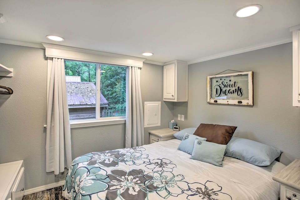 Bedroom | Queen Bed