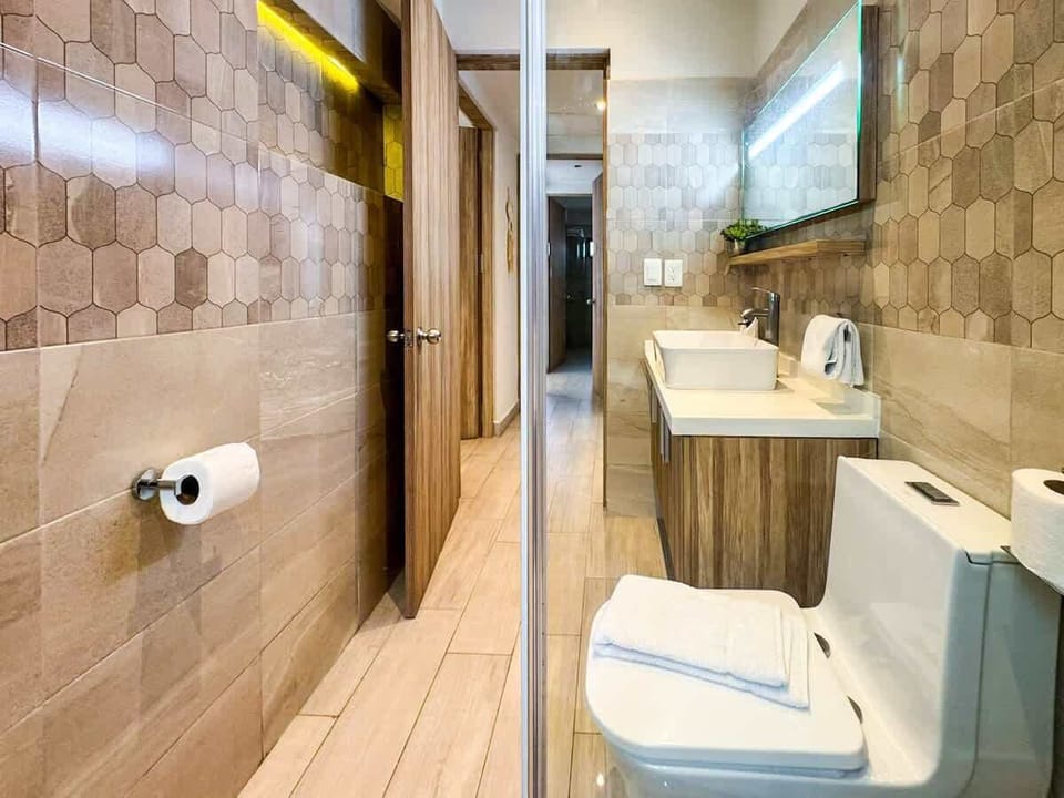 Baño completo con clóset y puerta corrediza