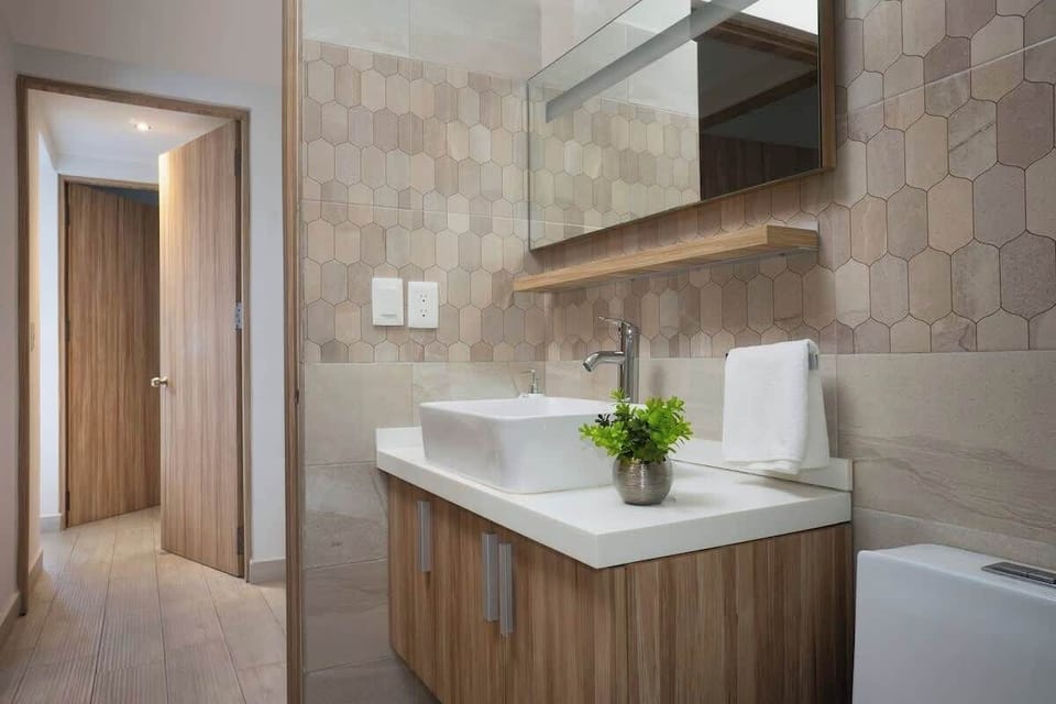 Baño completo con tina y vista al jardín