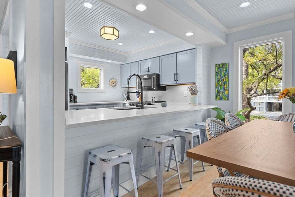 Kitchen counter seating for 4