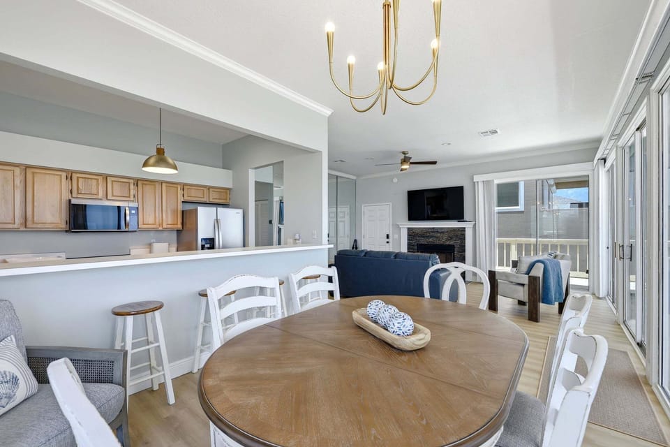Enjoy meals with breathtaking ocean views, a spacious dining area, and convenient breakfast bar seating for everyone.