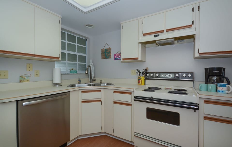 Another view of the kitchen.