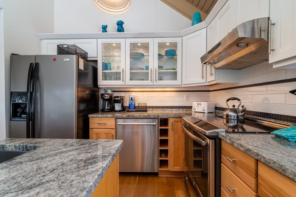Stainless steel appliances and granite counters compliment this beautiful kitchen!
