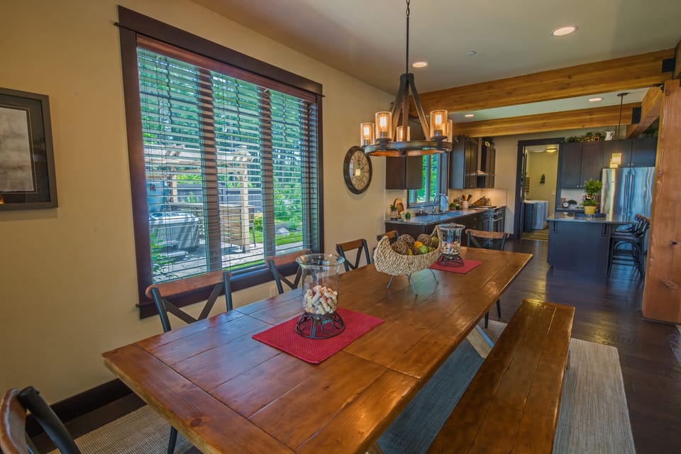 Sweet Retreat at Suncadia - Over-sized dining table seats 10 comfortably.