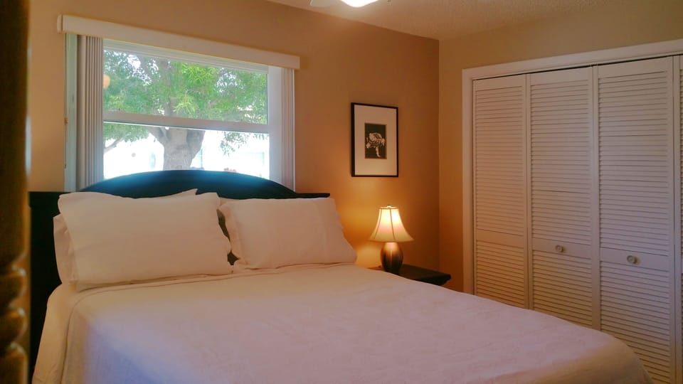 Main Bedroom w/Queen Bed