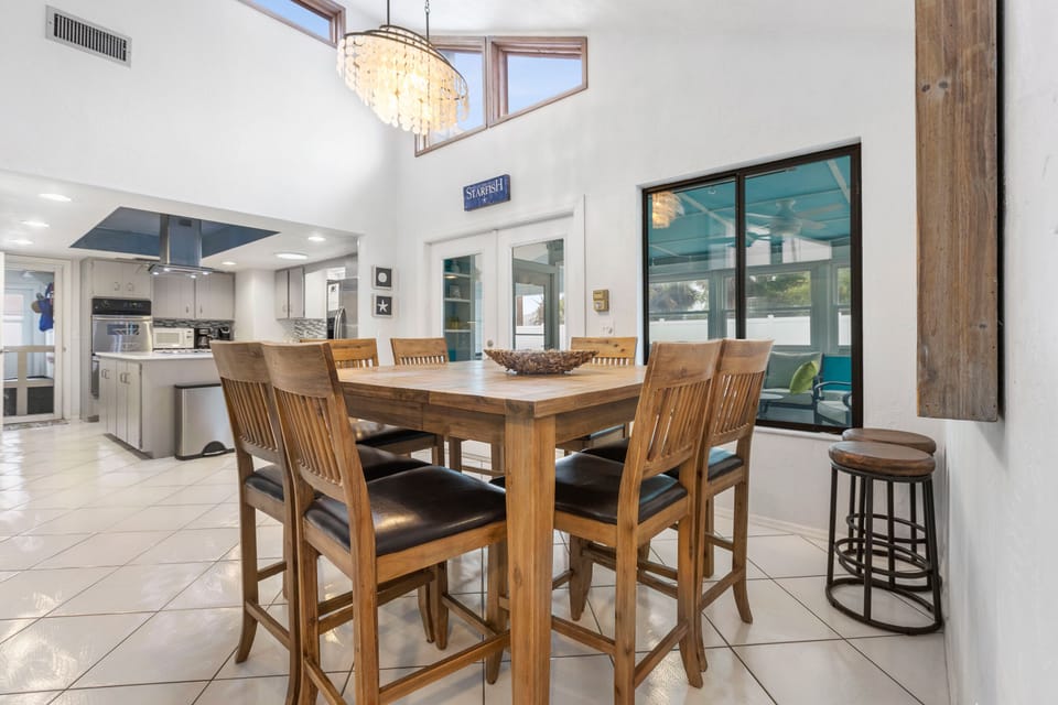 Dining area with seating for 6.