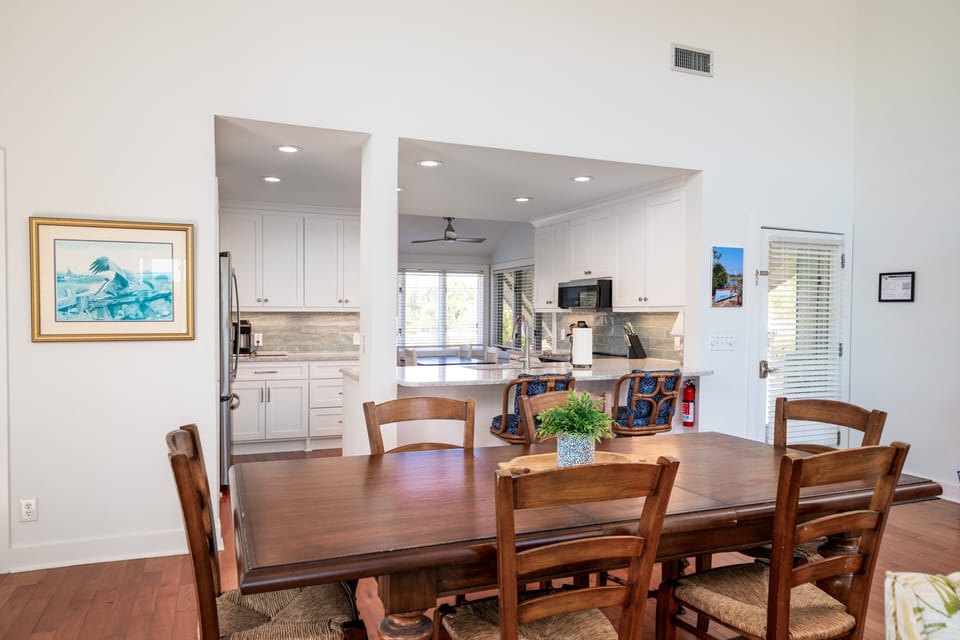 Dining area seating for 6-8