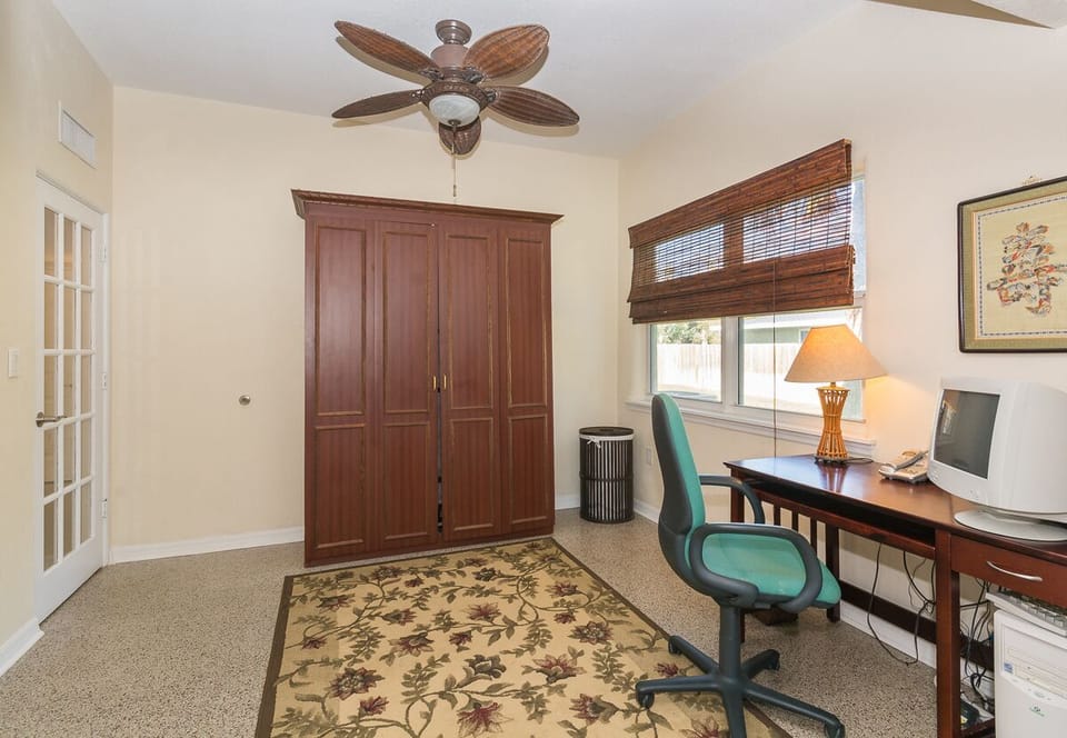 Den - Full sized Murphy Bed, desk, computer, high speed internet access