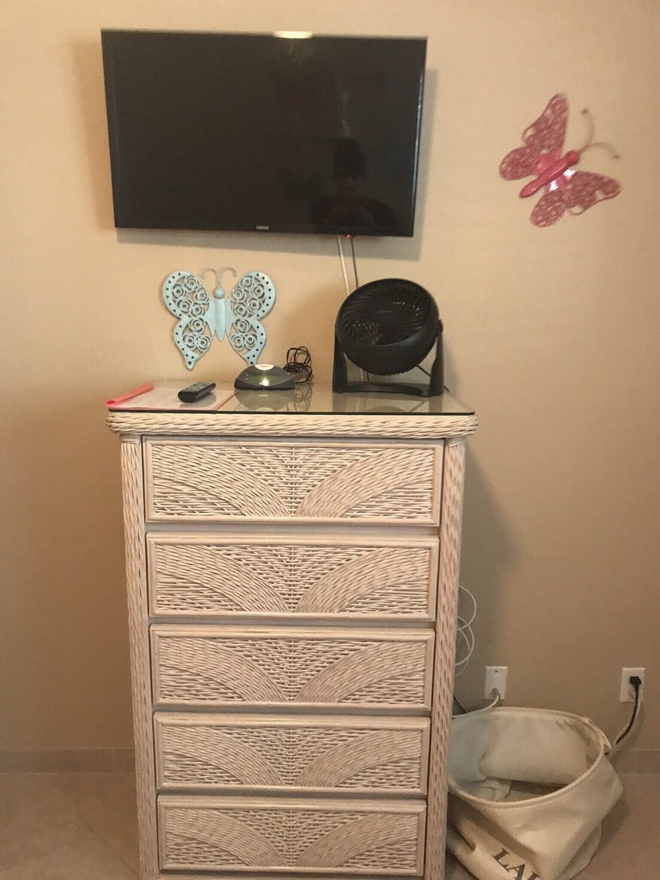 Guest bedroom with TV and twin beds 