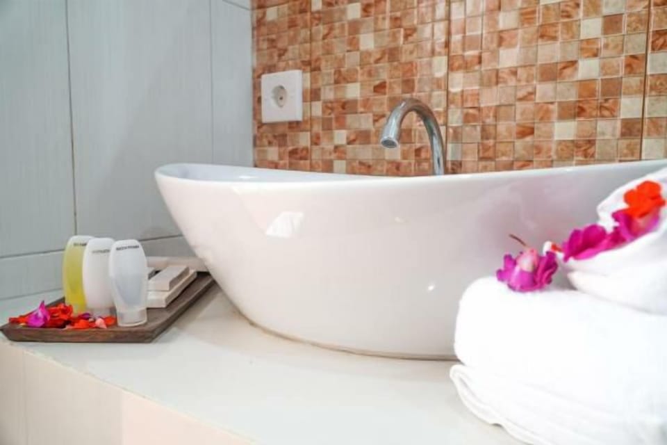 Bathroom sink