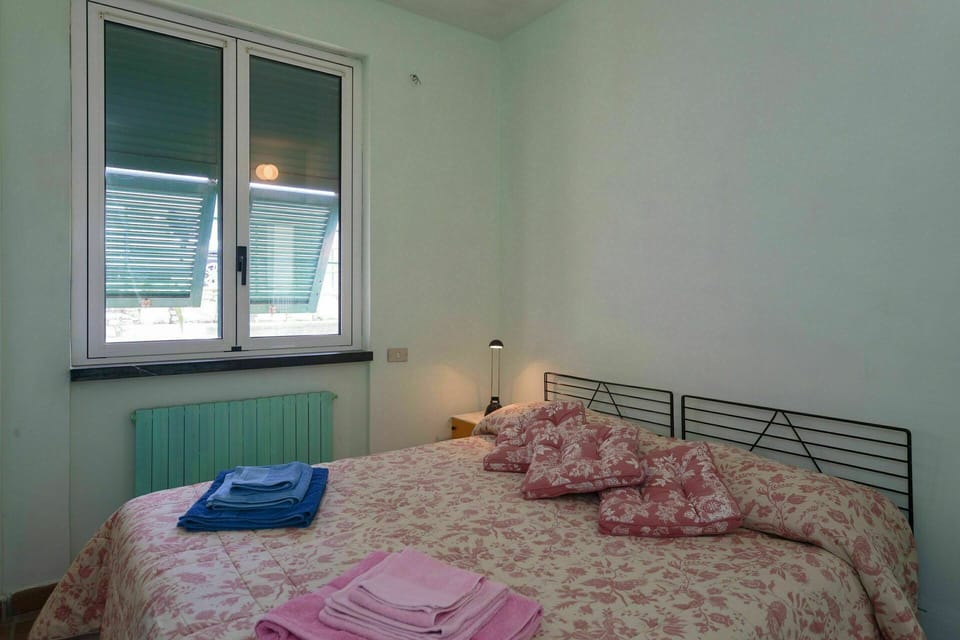 Property, Window, Window Blind, Textile, Wood, Interior Design, Shade, Floor, Wall