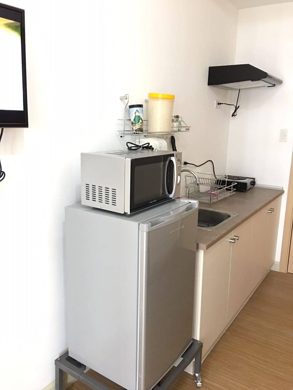 Studio (Minimum 1 month stay) | Private kitchenette | Full-size fridge, microwave, electric kettle, cookware/dishes/utensils