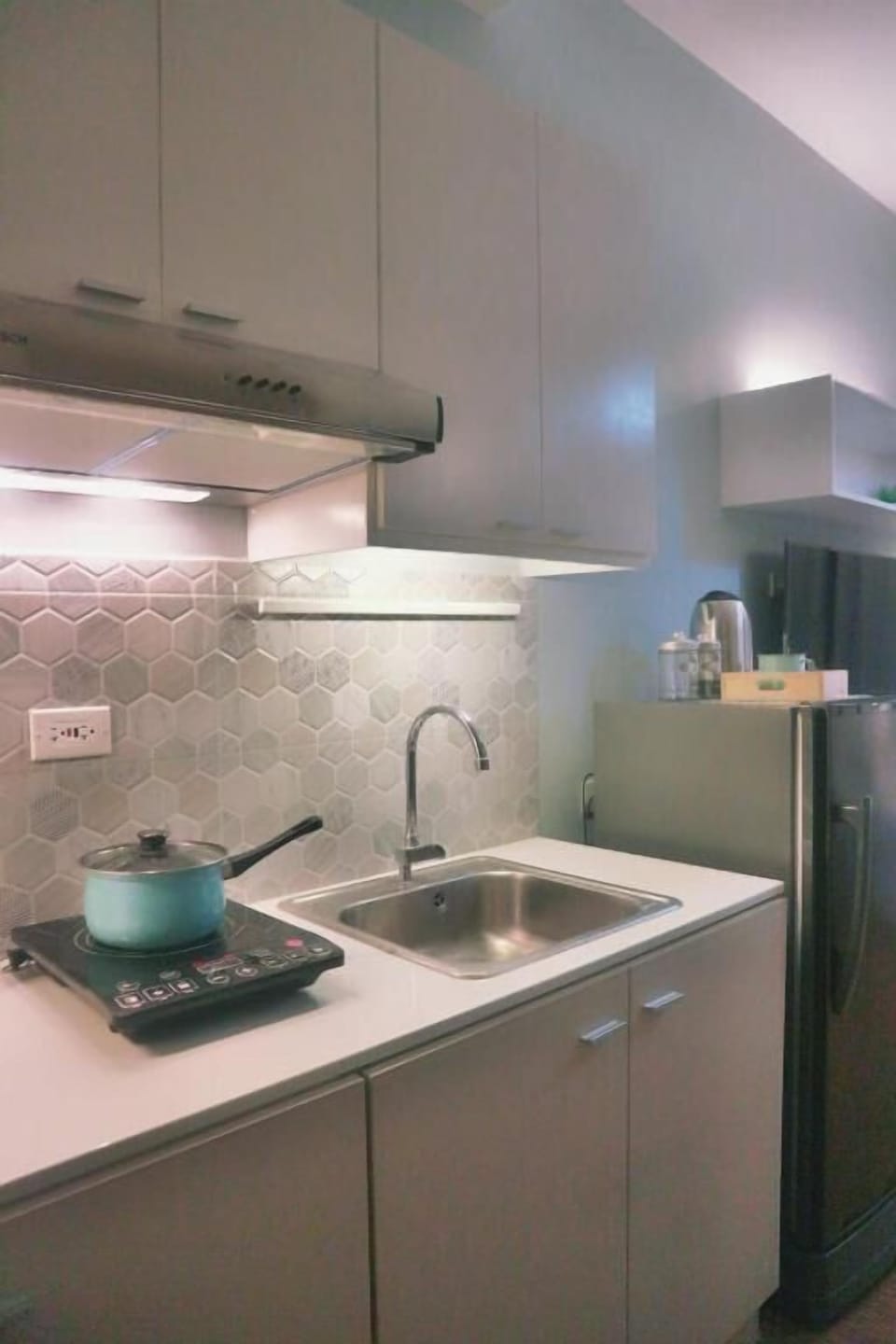 Full-size fridge, microwave, electric kettle, cookware/dishes/utensils