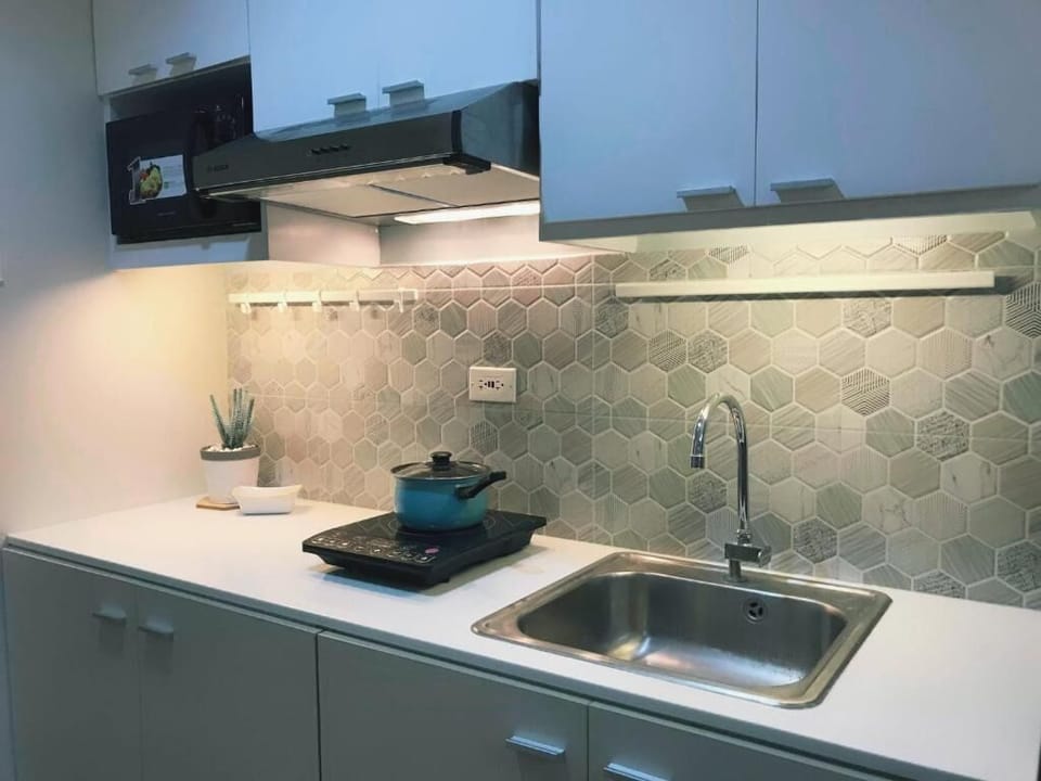 Full-size fridge, microwave, electric kettle, cookware/dishes/utensils