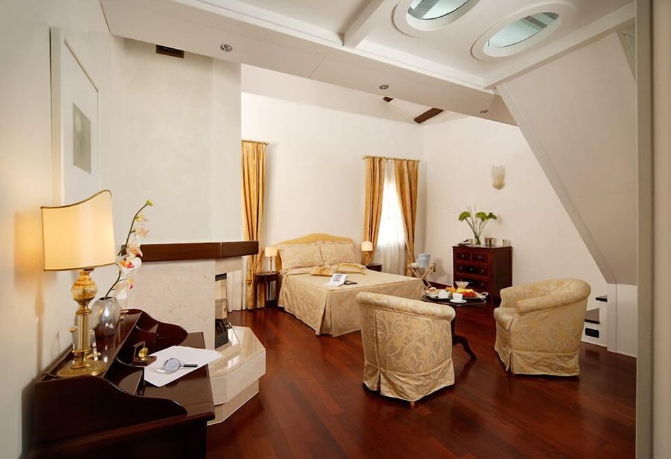 Junior Suite | Down comforters, minibar, individually furnished, desk