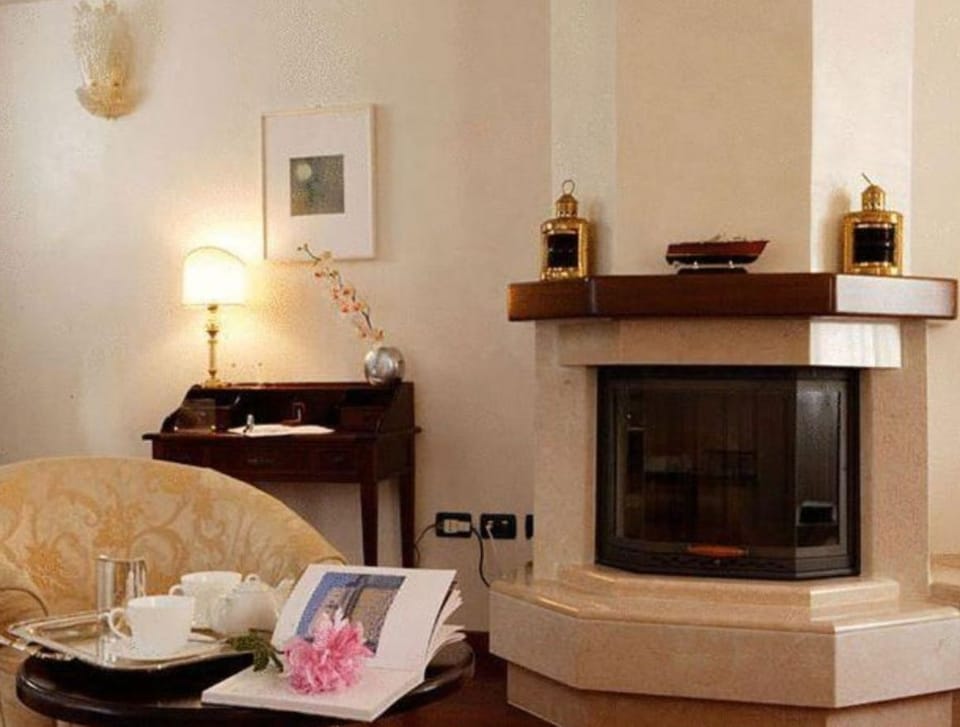 Junior Suite | Down comforters, minibar, desk, WiFi (free)