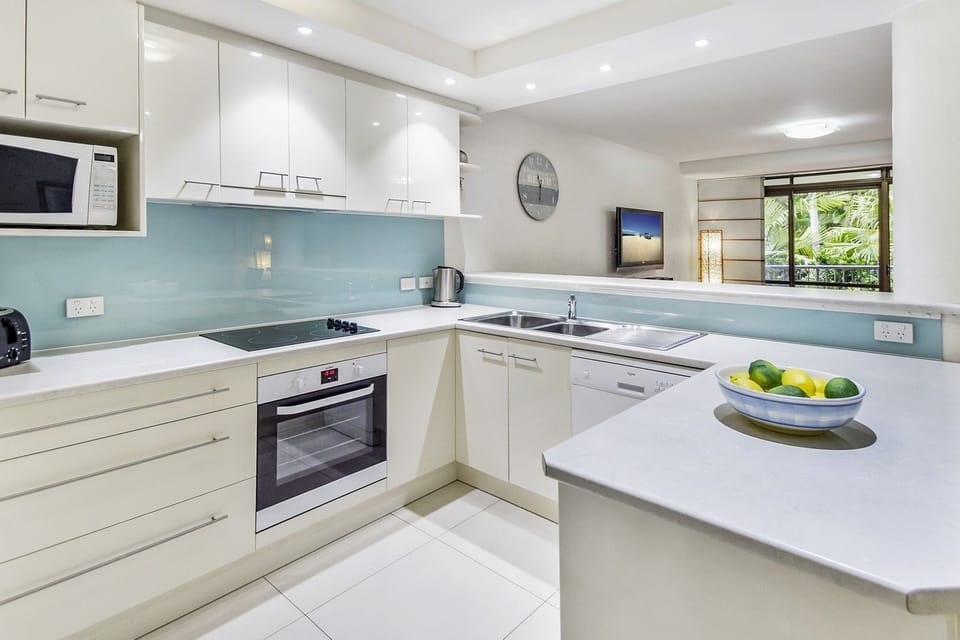 Apartment, 3 Bedrooms (Unit 3) | Private kitchen | Coffee/tea maker, full-size fridge, microwave, oven