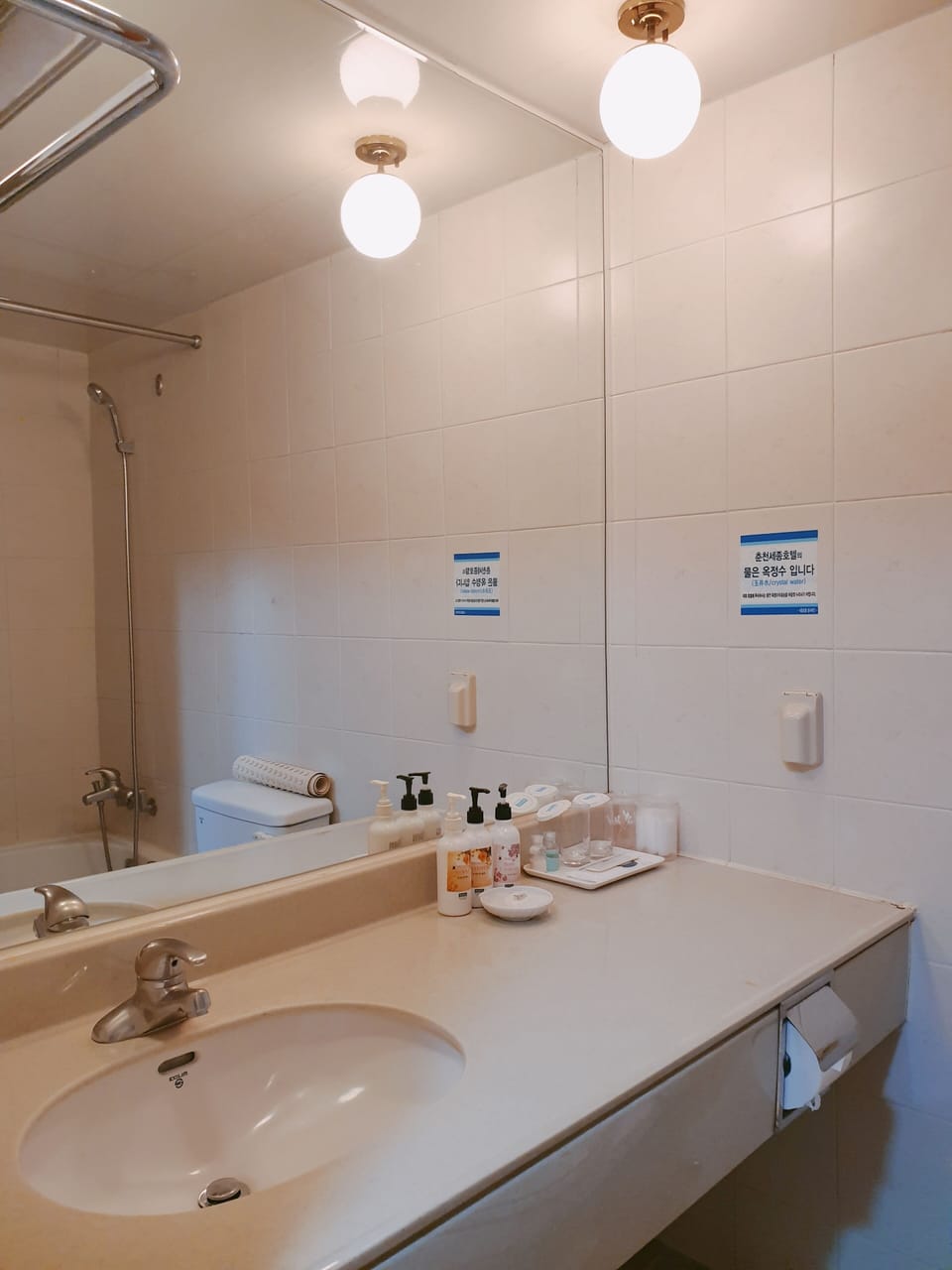 Standard Twin Room | Bathroom | Combined shower/tub, free toiletries, hair dryer, slippers