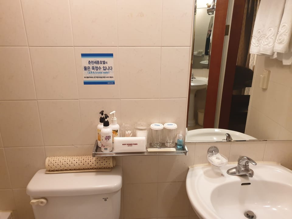Standard Twin Room | Bathroom | Combined shower/tub, free toiletries, hair dryer, slippers