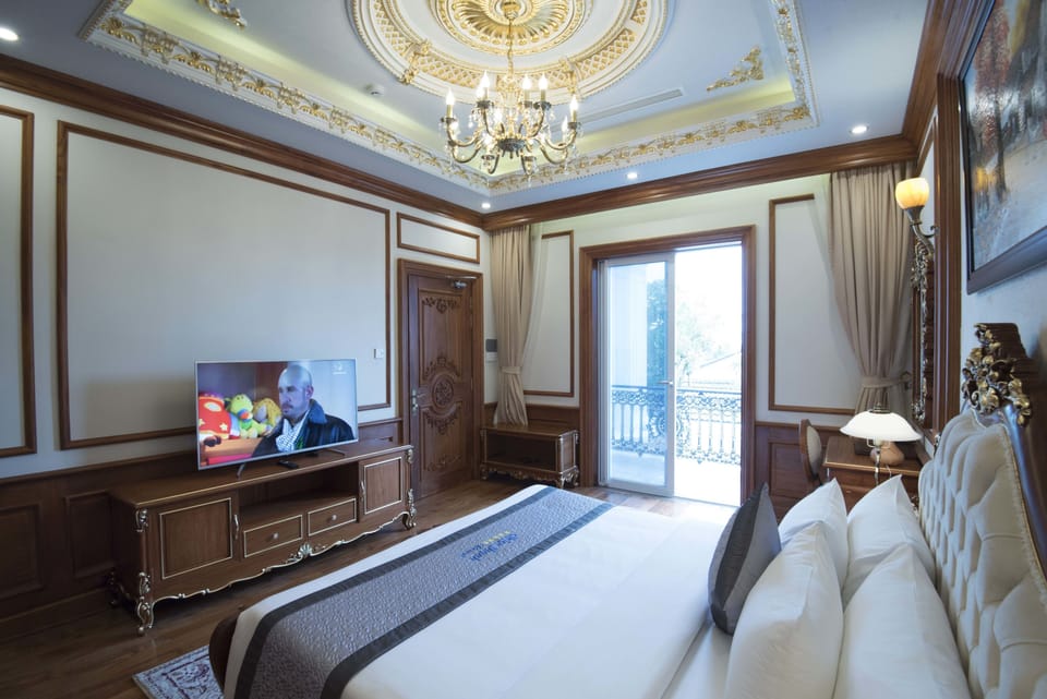 Presidential Suite, Club Lounge Access, Garden View | Premium bedding, minibar, in-room safe, desk