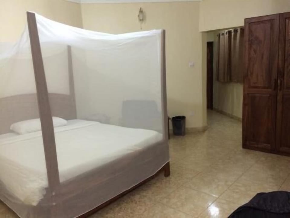 Desk, laptop workspace, soundproofing, WiFi (free)
