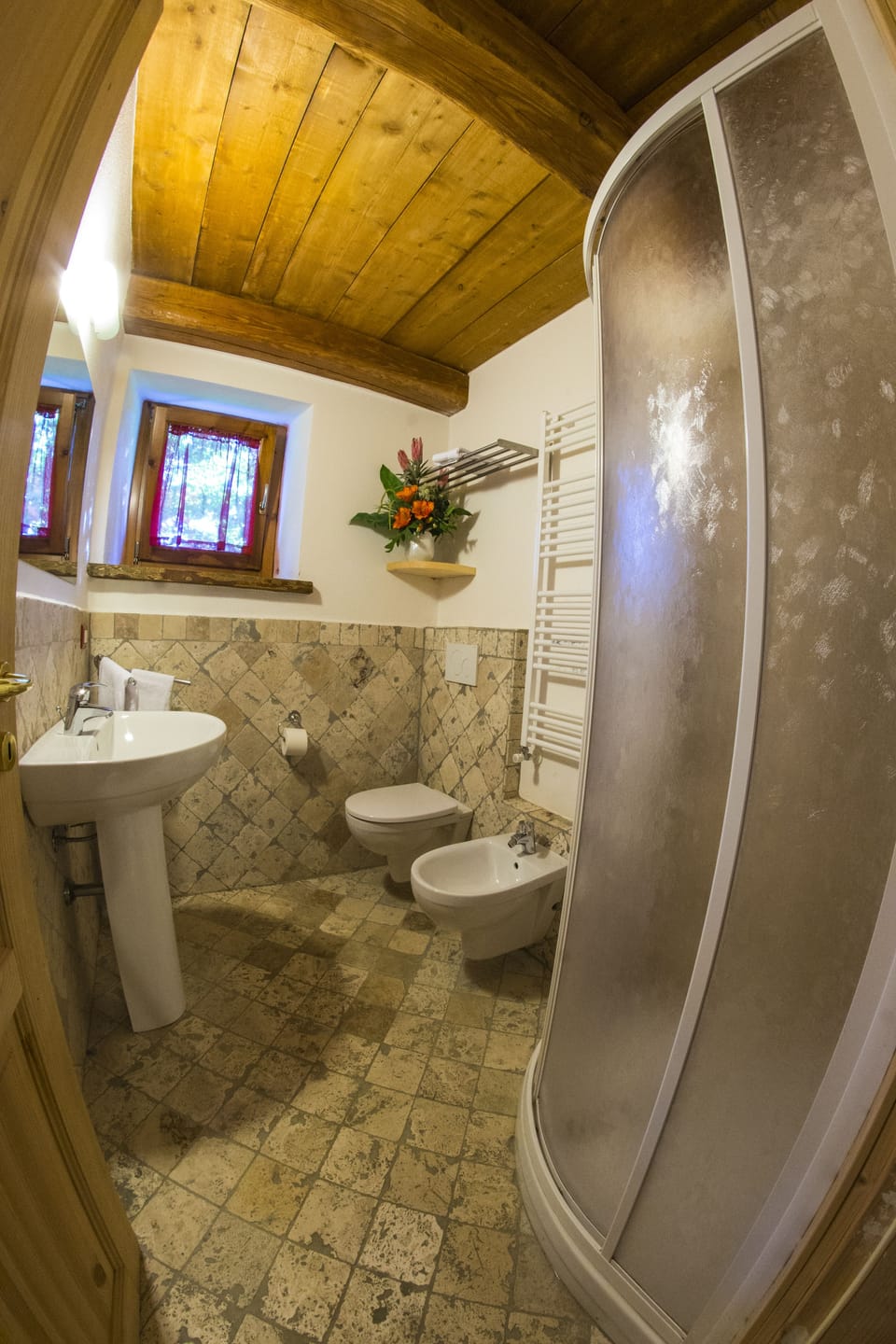 Studio | Bathroom | Shower, hair dryer, bidet