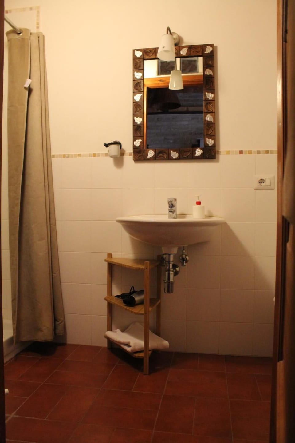 Double Room | Bathroom | Shower, hair dryer, bidet, towels