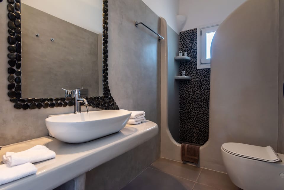 Honeymoon Room | Bathroom | Shower, free toiletries, hair dryer, bathrobes