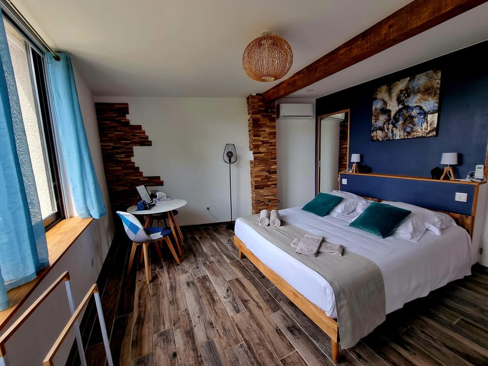 Chambre Double Deluxe, 1 grand lit, salle de bains privée, vue piscine ( Saint Chinian ) | 1 bedroom, memory foam beds, soundproofing, free WiFi