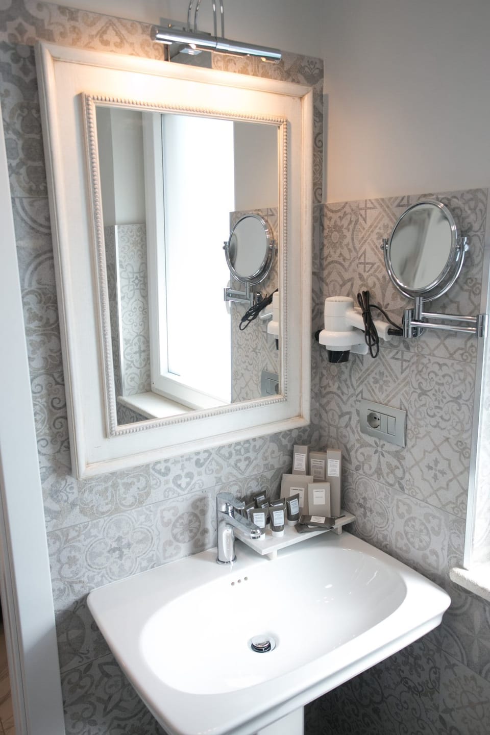 Shower, rainfall showerhead, free toiletries, hair dryer