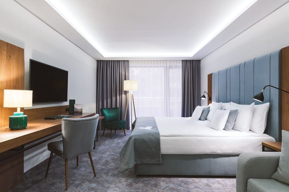 Classic Double or Twin Room | In-room safe, desk, blackout drapes, free WiFi