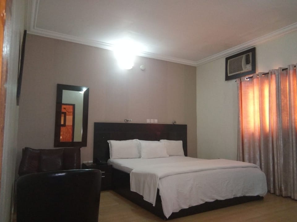 Executive Suite | Egyptian cotton sheets, premium bedding, memory foam beds, desk