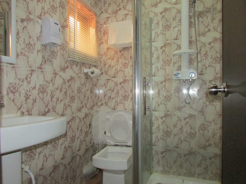 Combined shower/tub, deep soaking tub, rainfall showerhead