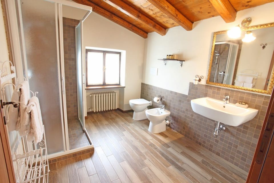 Family Suite, 2 Bedrooms, Connecting Rooms | Bathroom | Shower, free toiletries, hair dryer, bidet