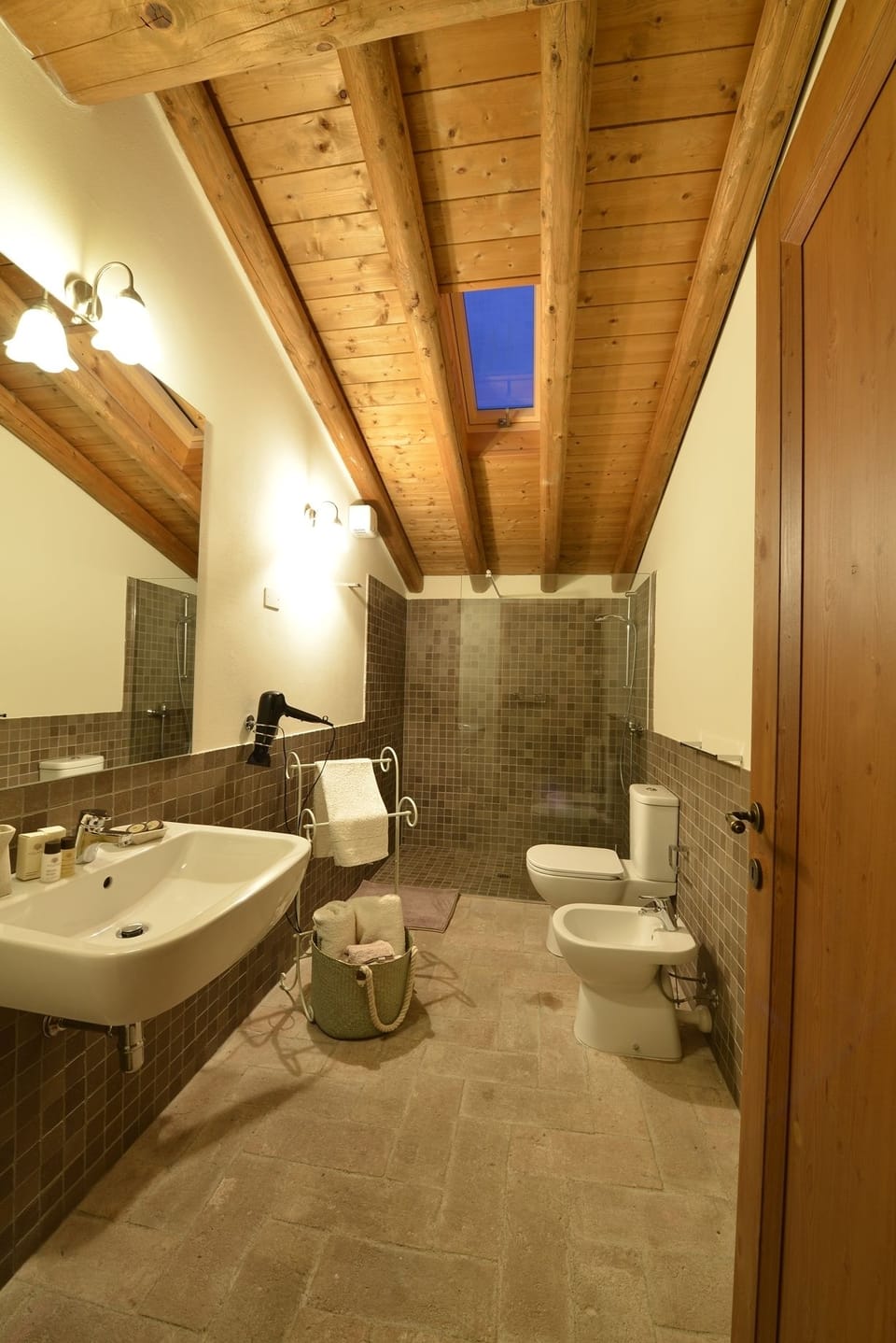 Junior Suite, 1 Double Bed, Ensuite, Hill View | Bathroom | Shower, free toiletries, hair dryer, bidet