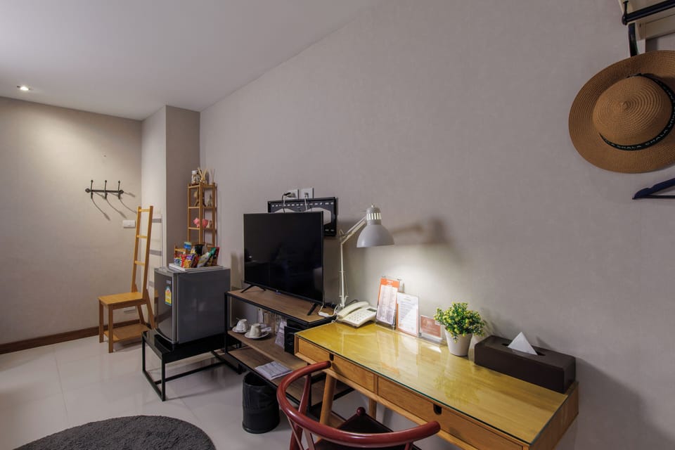 Deluxe Twin Room | Living area | Flat-screen TV