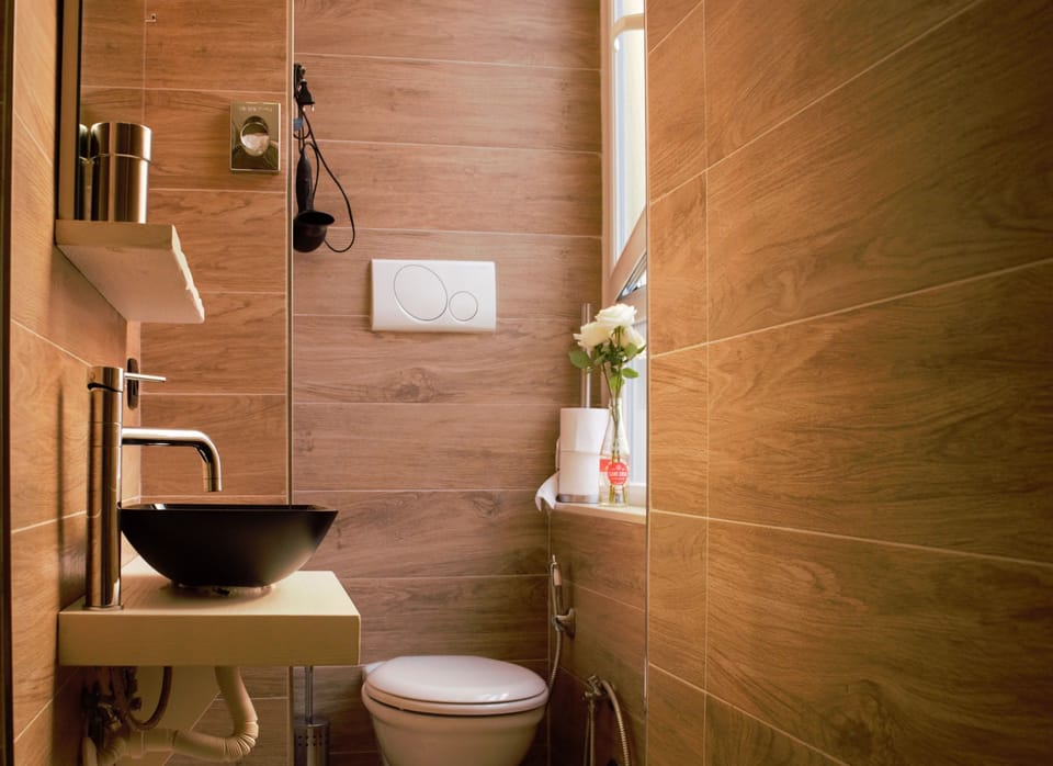 Deluxe Suite, 1 Bedroom, Balcony, City View | Bathroom | Shower, rainfall showerhead, free toiletries, towels