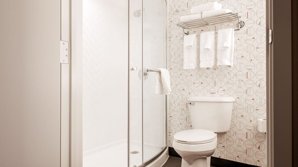 Standard Room, 1 King Bed, Accessible (Communications) | Bathroom | Free toiletries, hair dryer, bathrobes, towels