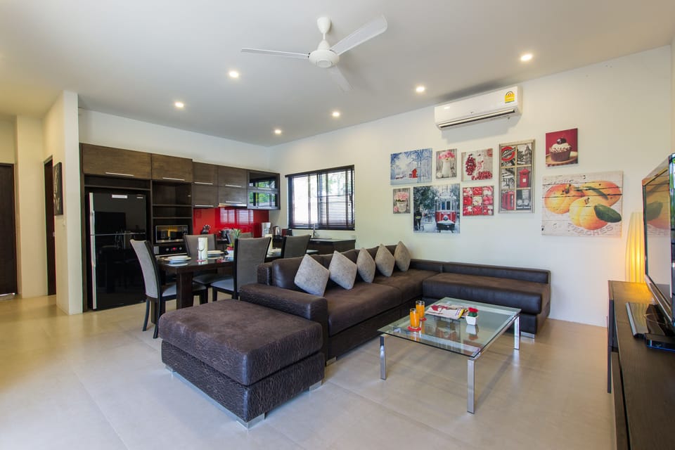Comfort Villa | Living area | Flat-screen TV