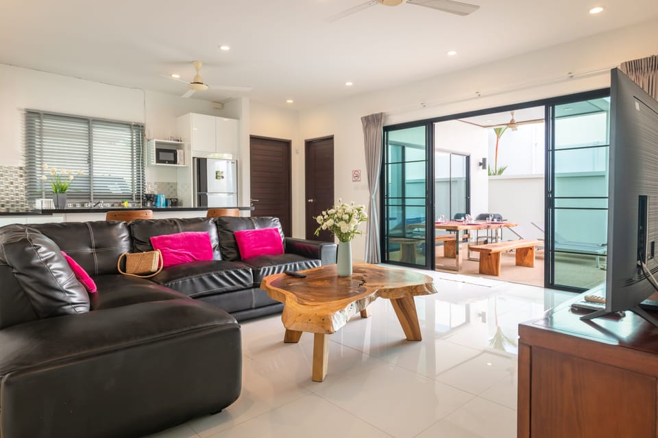 Comfort Villa | Living area | Flat-screen TV, DVD player