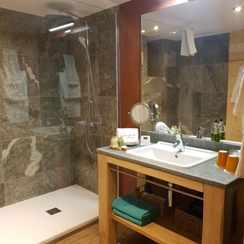 Suite | Bathroom | Free toiletries, hair dryer, bathrobes, slippers