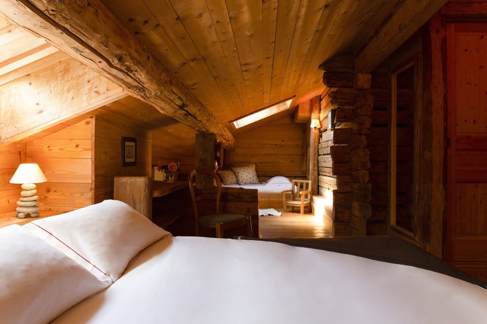 Room (Montagne) | In-room safe, desk, laptop workspace, blackout drapes
