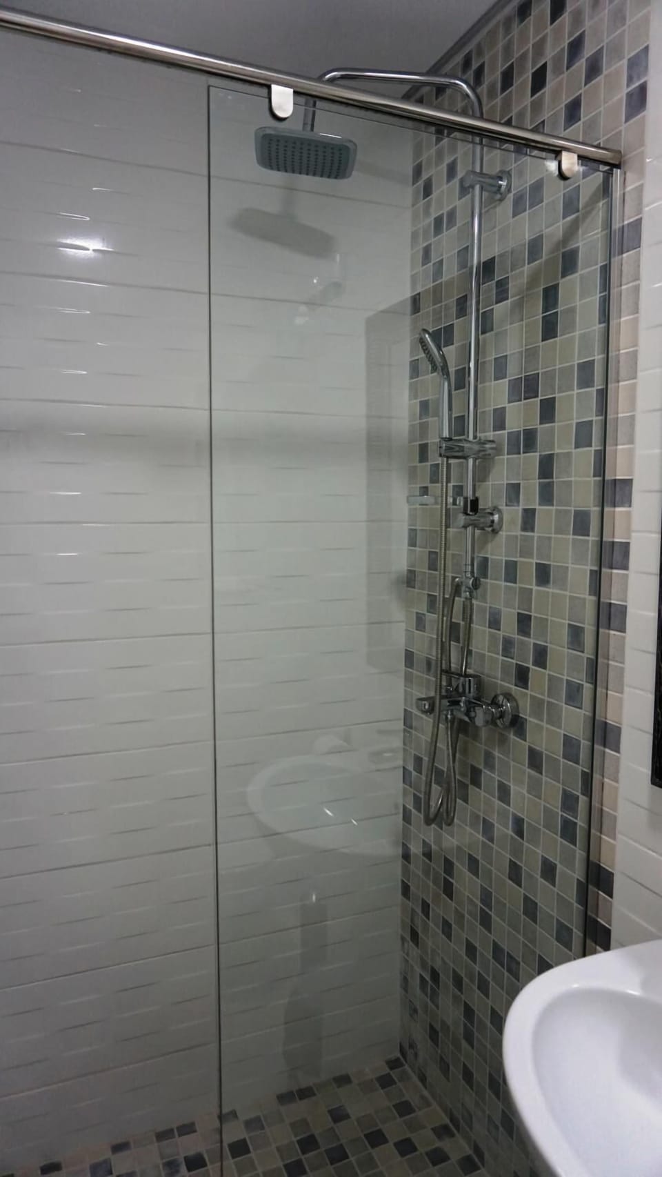 Economy Double Room, 1 Double Bed | Bathroom | Shower, towels