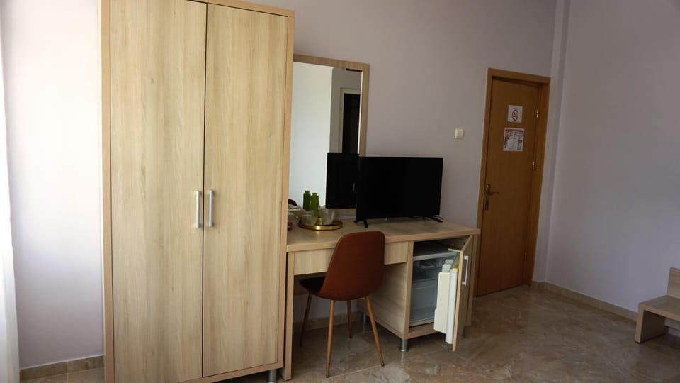 Desk, soundproofing, cribs/infant beds, free WiFi