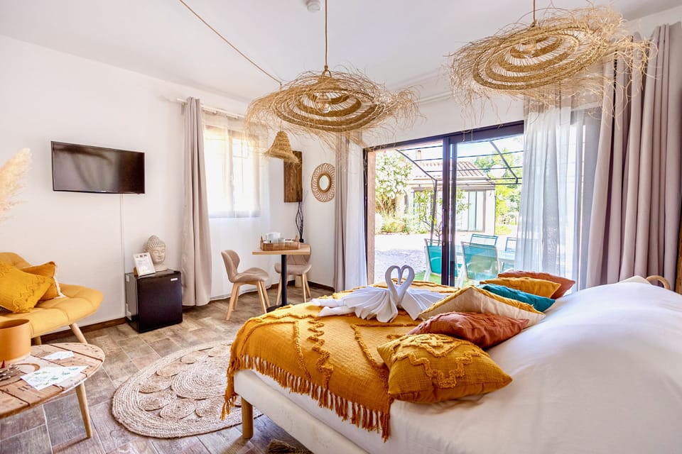 Superior Suite, 1 Queen Bed, Non Smoking (Cosy) | Free WiFi, bed sheets