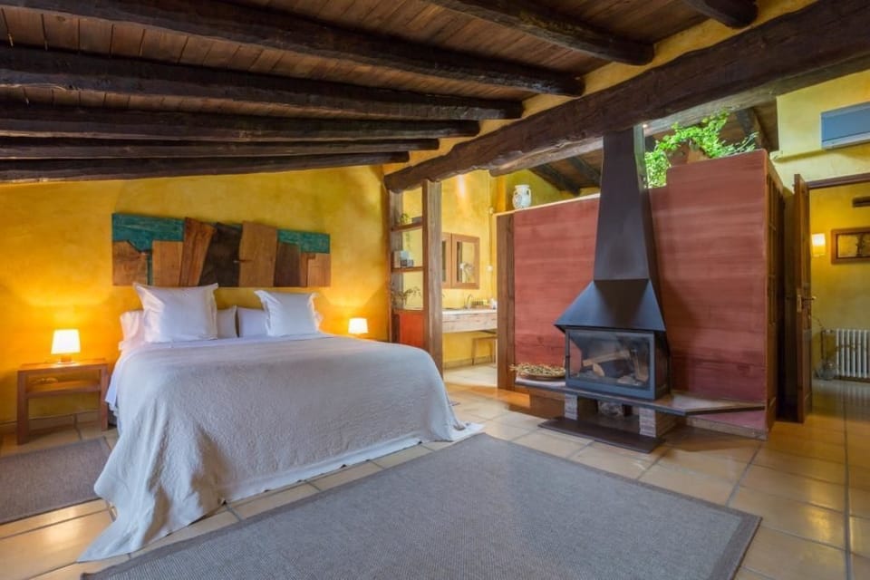 Suite, Fireplace | Soundproofing, free WiFi, bed sheets