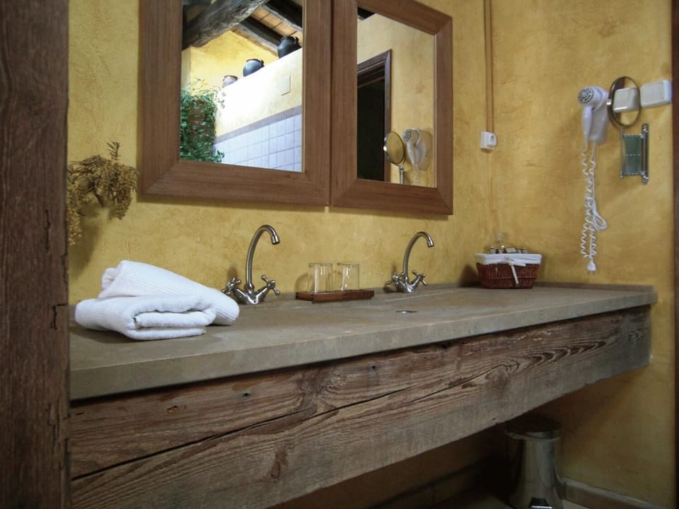 Shower, free toiletries, hair dryer, bidet
