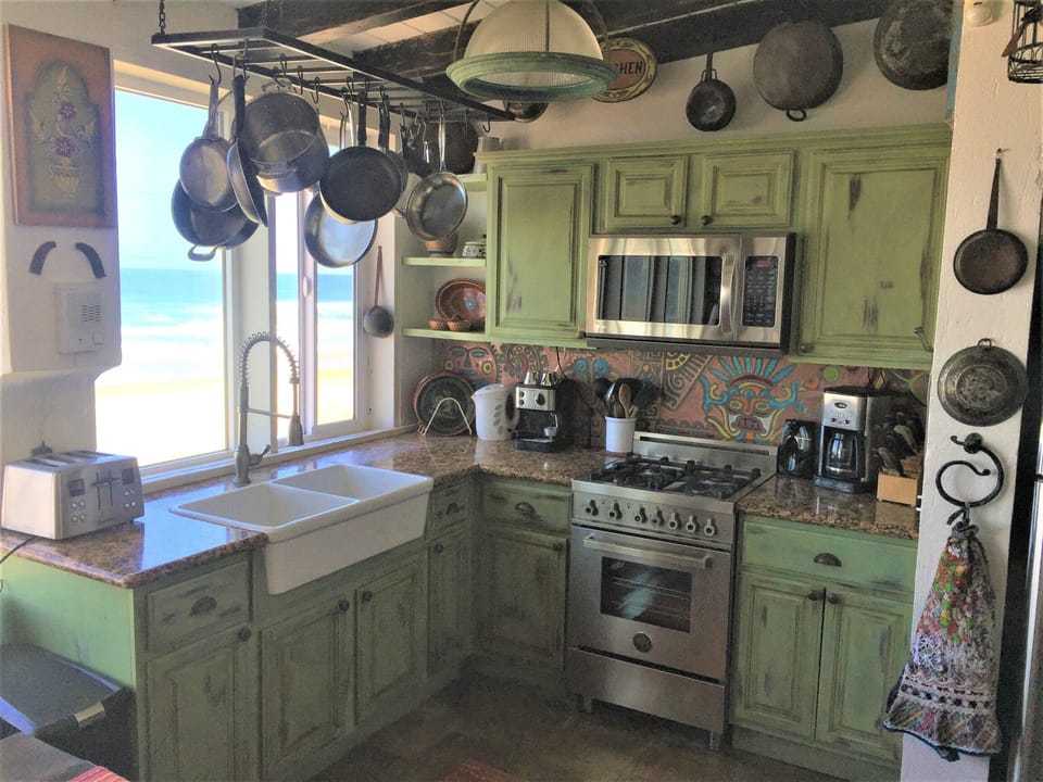 Kitchen with everything you possibly need.