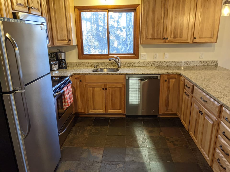 Fully equipped kitchen with dishwasher and ice maker